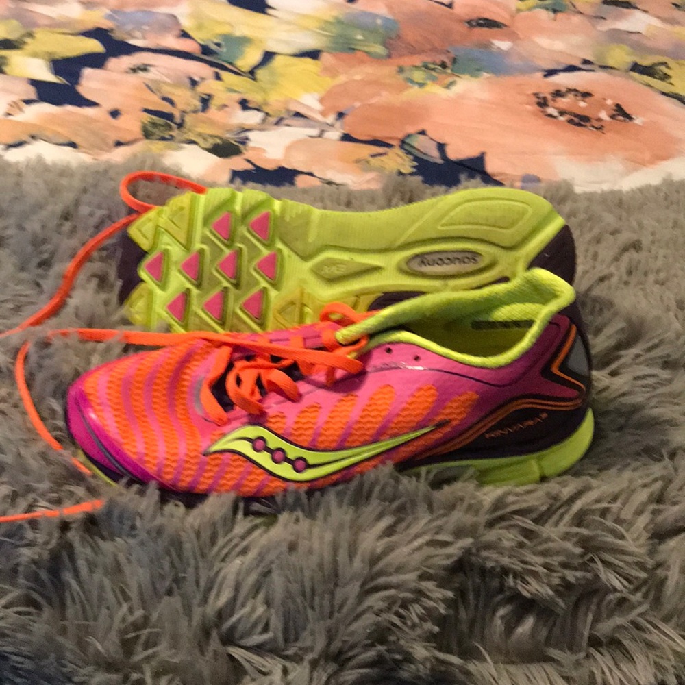 Like new saucing sneakers size 8.5
